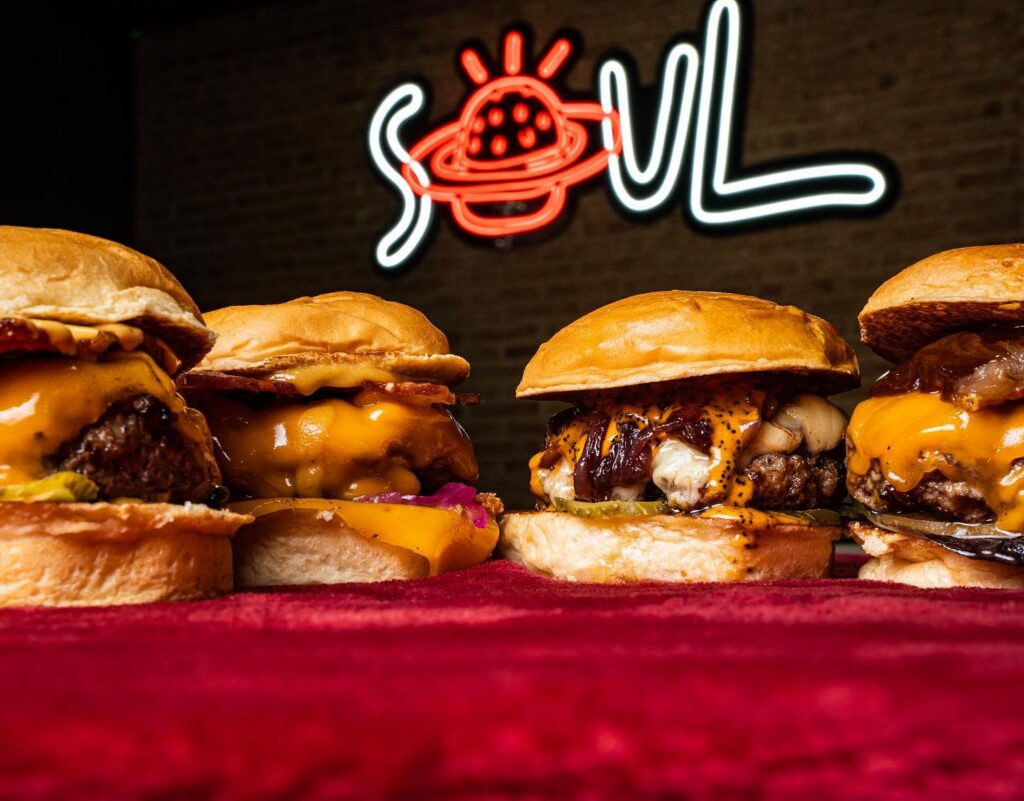 Hamburguesas de Soul frente al neón de la marca